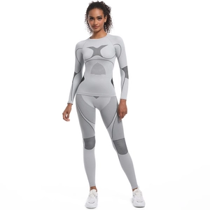 Vue de face de l'ensemble de yoga sans couture avec lignes de contour gris foncé