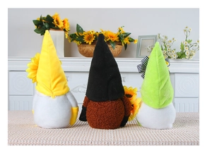 Vista posteriore di tre simpatici gnomi di peluche con cappelli gialli, neri e verdi
