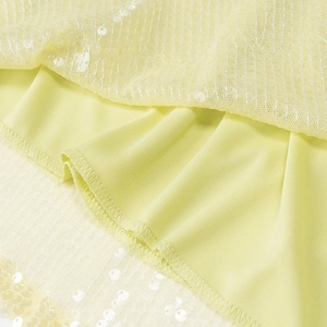 Gros plan détaillé du tissu en maille à paillettes jaunes et de la doublure avec coutures