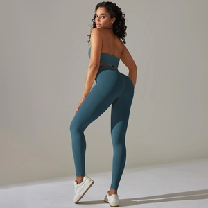 Detail eines gerippten Yoga-Sets in Petrol mit Sport-Bra und hoch taillierten Leggings