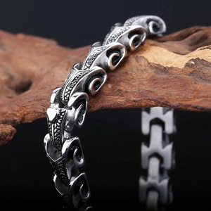 Vue détaillée du bracelet en acier inoxydable à écailles de dragon de style punk