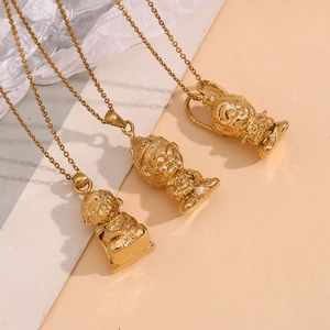 Gros plan détaillé de trois colliers avec pendentif Sun Wukong plaqués or 18 carats