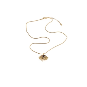 Elegante goldene Halskette mit blauem Evil-Eye-Anhänger und Zirkon-Kristallen auf weißem Grund