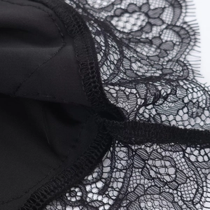 Gros plan sur la dentelle florale noire avec des finitions cils délicates et précises