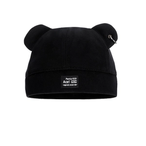 Bonnet en tricot noir avec oreilles d'ours et détail anneau argent sur fond blanc