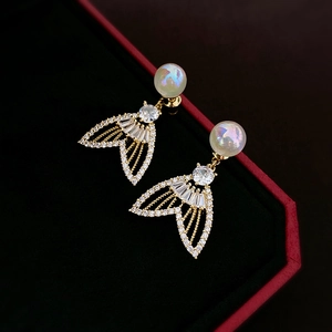 Boucles d'oreilles queue de poisson avec perles et zircons dans une boîte à bijoux noire