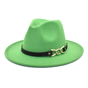 Dettaglio di un fedora verde brillante con fascia nera e fibbia a catena dorata