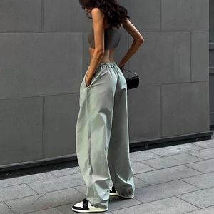 Détail de profil d'un pantalon cargo gris clair avec cordon et taille élastique