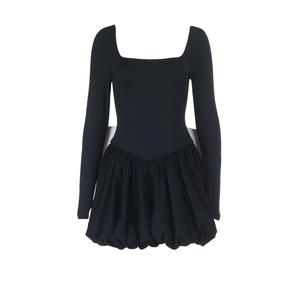 Détail d'une robe noire courte à col carré avec un design de jupe bulle élégante