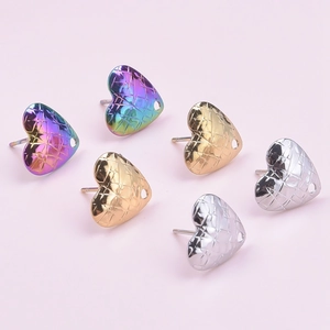 Detail of heart-shaped 304 stainless steel earrings with quilted pattern in three colors