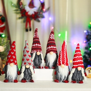 Σετ έξι εορταστικοί πλεκτοί χριστουγεννιάτικοι νάνοι με μακριά γένια και καπέλα.