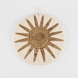 Detailaufnahme der handgefertigten Rattan-Wanddeko mit Sonnenstrahl-Struktur und Spirale