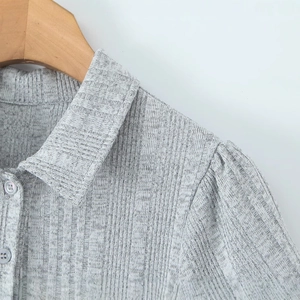 Abito a polo slim fit in maglia grigia da donna con maniche corte e dettagli sui bottoni
