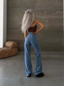 Retro-Damenjeans mit hoher Taille aus blauem Denim und V-Nähten für einen Vintage-Look