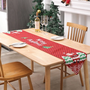 Nahaufnahme der roten Weihnachts-Tischläufer mit Weihnachtsmann und Schneeflocken