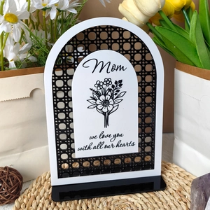 Detail of Mom Mother's Day acrylic gift with floral heart message on woven mat
