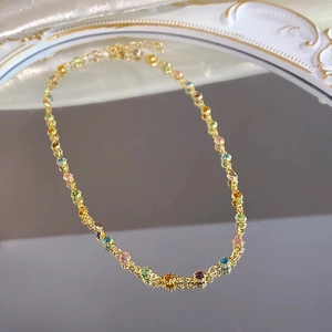 Detailansicht einer goldenen Blumenhalskette mit lebhaften bunten Zirkonia-Edelsteinen