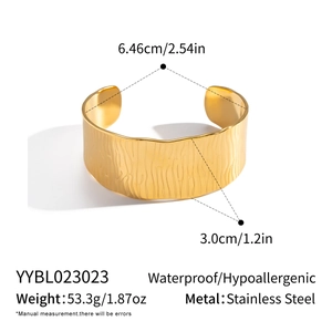 Détails d'un large bracelet manchette texturé doré avec dimensions et spécifications