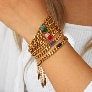 Dettaglio di bracciali a catena cubana placcati oro 18K con pietre di zircone vivaci