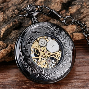 Nahaufnahme einer schwarzen mechanischen Taschenuhr mit floraler Gravur im Vintage-Stil