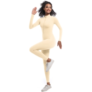 Détail macro du body de yoga beige avec col zippé et coupe athlétique extensible
