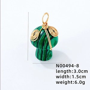 Vue détaillée du pendentif champignon en malachite avec fil doré et dimensions du bijou