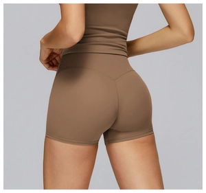 Vista posteriore dettagliata degli shorts da yoga marrone caffè a vita alta con cucitura a V