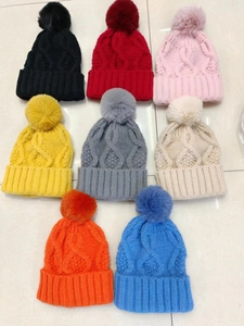 Detail von Strickmützen mit Kunstfell-Bommel in 8 verschiedenen Farben zur Auswahl