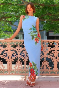 Detalle de un vestido largo sin mangas azul claro con estampado floral de verano