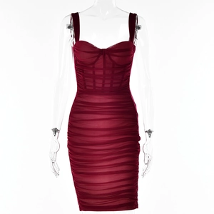 Eng anliegendes burgunderrotes Bodycon-Kleid mit Netzraffung und Korsett-Details