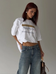 T-shirt bianca minimalista in cotone con stampa e jeans blu per donna