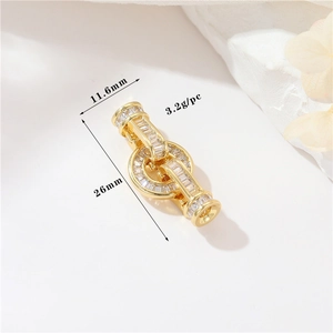 Dettaglio macro di una chiusura per gioielli in oro 14K con zirconi per collane