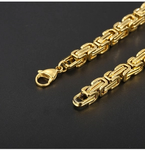 Détail macro d'une chaîne royale dorée de 6 mm avec des maillons en acier inoxydable