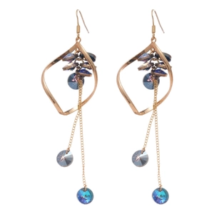 Orecchini geometrici dorati stile corte francese con nappine in cristallo blu