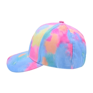 Détail du motif tie-dye sur une casquette de baseball en coton au design coloré