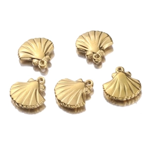 Vue détaillée de cinq pendentifs coquillages dorés avec texture radiale et boucle de fixation