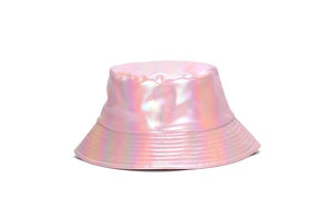Détail d'un chapeau bob holographique rose montrant l'effet métallisé et les coutures