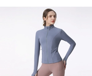 Veste de yoga grise ajustée avec col montant et passe-pouces pour activité sportive