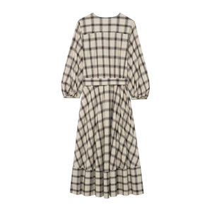 Klassisches beige Karo-Kleid mit Puffärmeln und tailliertem Schnitt auf weißem Grund