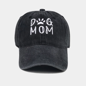 Détail de la broderie DOG MOM et patte sur la casquette en coton noir délavé vintage
