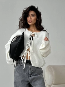 Gilet en maille mohair blanc avec nœuds à nouer devant et texture douce et pelucheuse