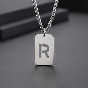 Détail du pendentif en acier inoxydable argenté avec la lettre R creuse sur chaîne