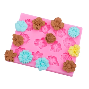 Pink 12-cavity floral silicone cake mold for DIY daisy and rose shaped fondant crafts