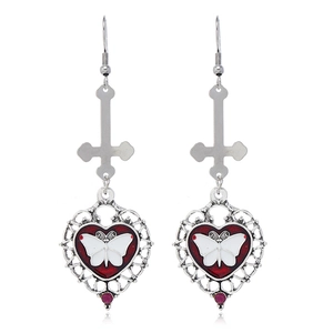 Boucles d'oreilles argentées avec croix inversée, cœur émail rouge et motif papillon