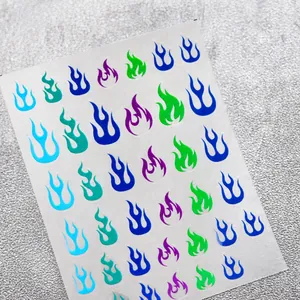 Details von hauchdünnen Nagelaufklebern mit Flammenmuster in Blau und Violett