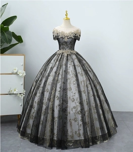 Elegantes schwarz-goldenes Abendkleid mit Stickerei und einem weiten Rock aus Mesh