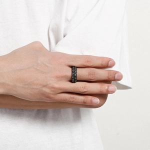 Nahaufnahme eines Punk-Edelstahlrings mit Totenkopfmuster an einer Männerhand