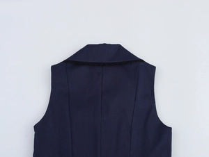 Dettaglio del retro del vestito blu navy con colletto alla marinara e pizzo nero