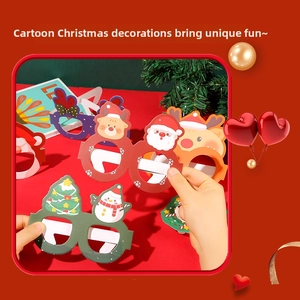 Détail de lunettes de Noël colorées avec Père Noël, rennes et motifs festifs de fête