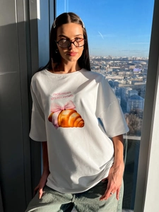 Oversized λευκό βαμβακερό T-shirt με τύπωμα κρουασάν και ροζ φιόγκο chic